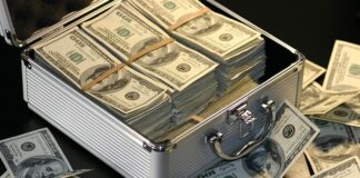 Ile zarabia ekspedientka w Biedronce?