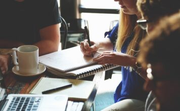 W jakim składzie wykonuje swoje zadania zespół negocjacyjny w standardowych warunkach?